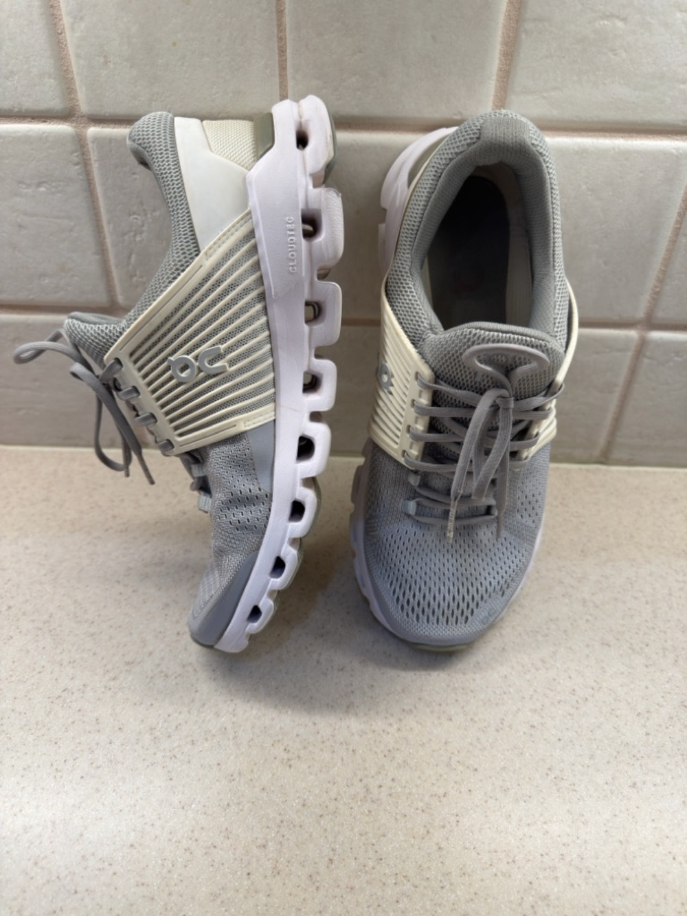 On Cloud Shoes Womens size 8.5  
CloudTec Running Athletic Sneaker